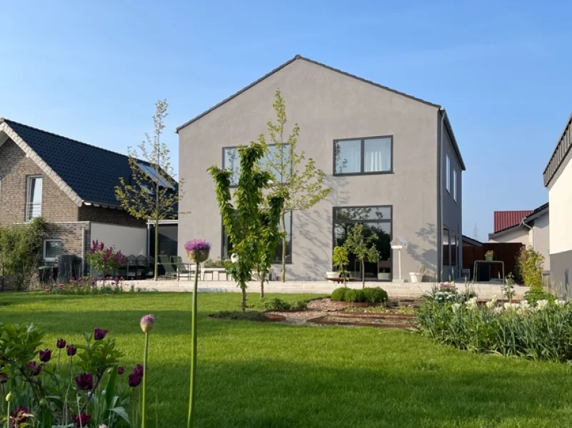 Blick aus dem Garten - Haus kaufen in Linnich-Ederen - Zukunftsorientiertes und freistehendes Einfamilienhaus in Linnich-Ederen