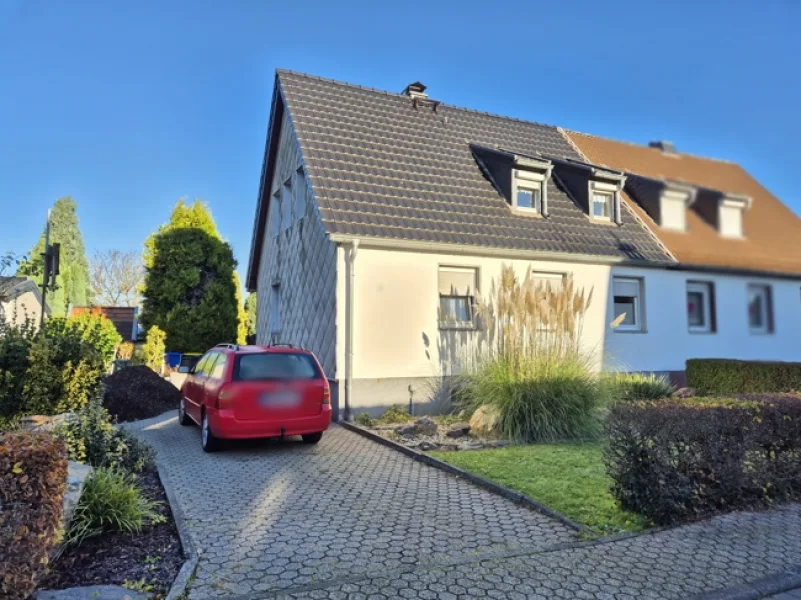 Straßenansicht - Haus kaufen in Düren-Lendersdorf - "Gemütliche Doppelhaushälfte für Gartenliebhaber!"