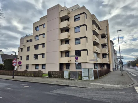 Straßenansicht Gebäude - Wohnung kaufen in Düren - Bezugsfreie 3-Zimmer-Wohnung im 3. Obergeschoss