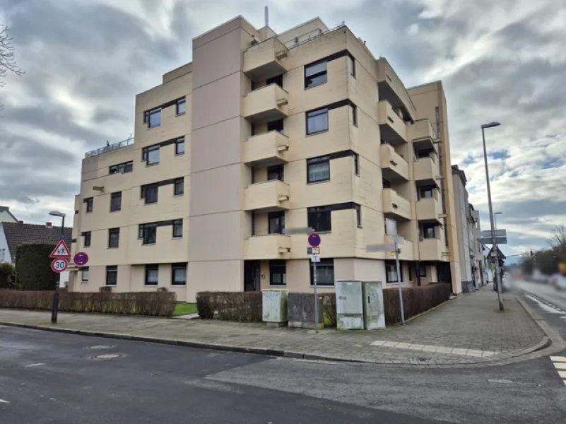 Straßenansicht Gebäude - Wohnung kaufen in Düren - Bezugsfreie 3-Zimmer-Wohnung im 3. Obergeschoss