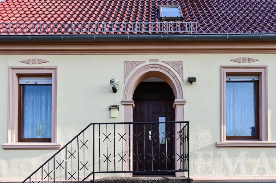 Detailfoto Hausfassade mit Hauseingang