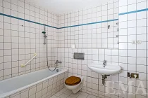 Badezimmer mit Badewanne