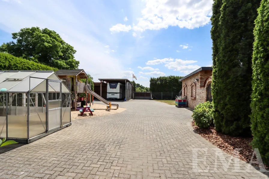 Freiflächen mit Spielplatz und weiteren großen Carports