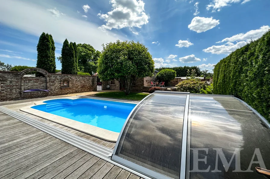 Swimmingpool mit Terrasse und Saunahaus