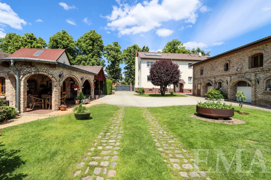 Innenhof mit Blick zum Haupthaus