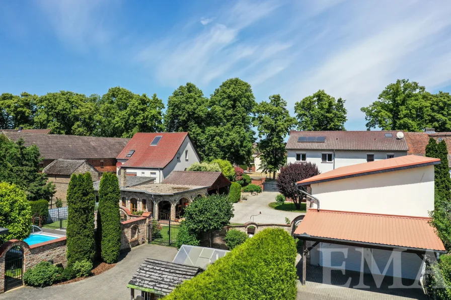 Luftaufnahme Teilansicht Pool, Haupthaus, Remise mit Garagen, Partyhaus