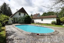 Swimmingpool mit Blick zum Haus