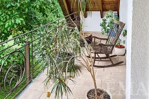 Balkon mit Schaukelstuhl