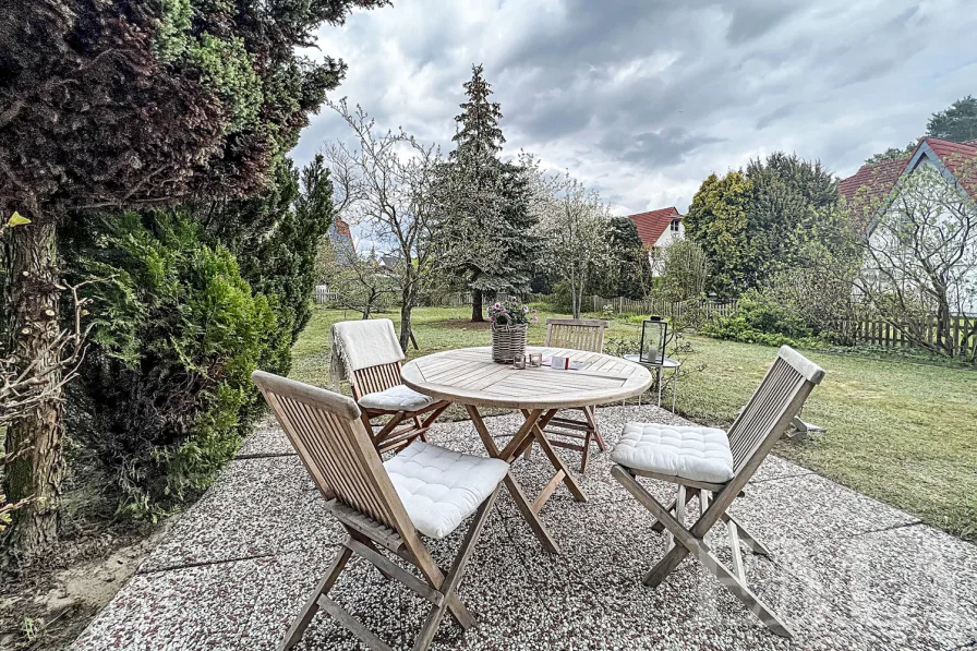 Terrasse mit Blick auf Obstbäume