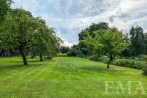 Obstgarten mit Apfel,- Birnen- und Pfirsichbäumen