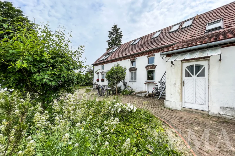 Blick vom Garten zum Haus