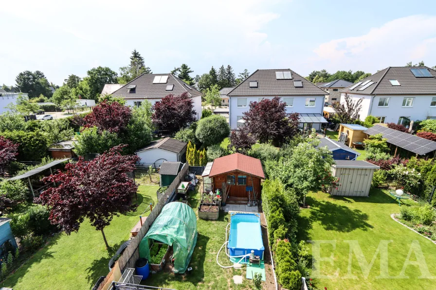 Blick von der Dachterrasse in den Garten