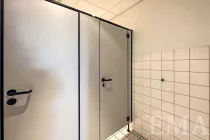 ...mit Toilettenräumen