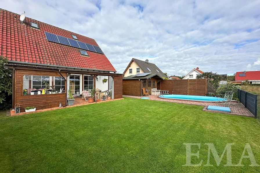 Garten mit Blick zum Swimmingpool