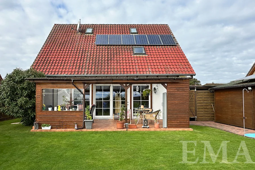 Hausansicht mit Solaranlage