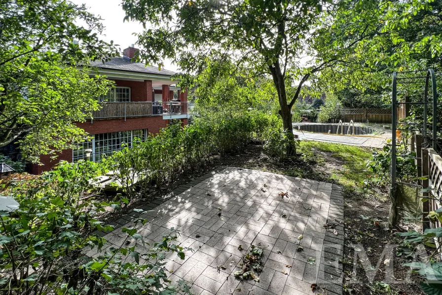 Gartenterrasse und Blick zum vorbereiteten Pool