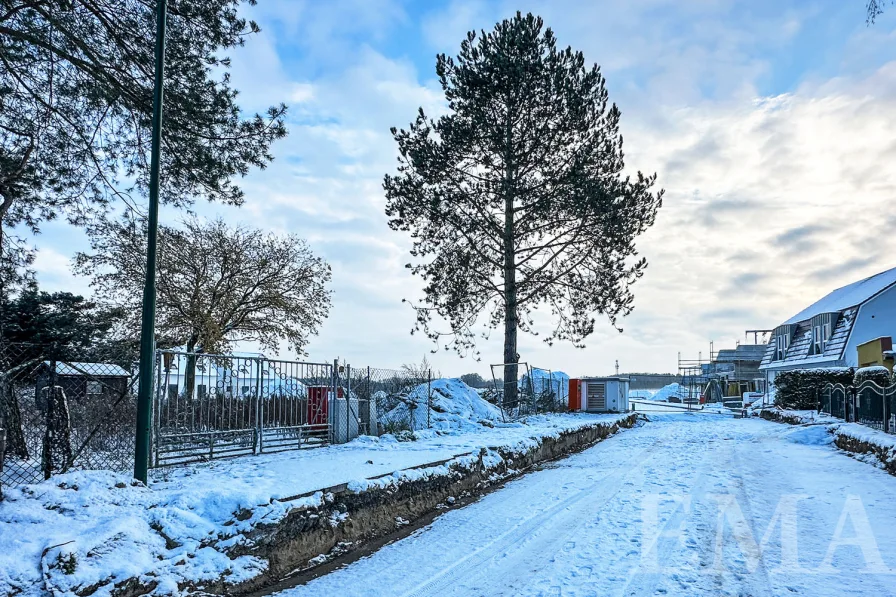 Blick von der Straße zum Grundstück