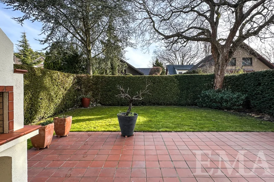 Blick von der Terrasse in den Garten