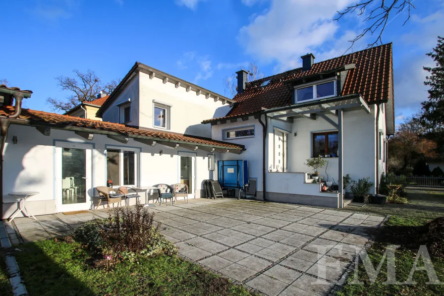 Blick von der Terrasse zum Haus