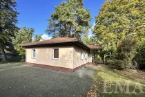 Bungalow im vorderen Teil des Grundstücks