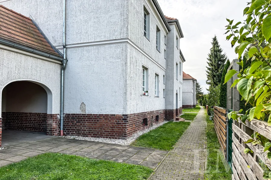 Zuweg Rückseite Mehrfamilienhaus