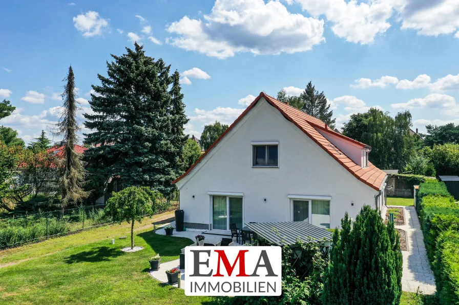 Zweifamilienhaus in Falkensee.. - Haus kaufen in Falkensee - Großes und saniertes Zweifamilienhaus mit acht Zimmern auf sonnigem Gartengrundstück