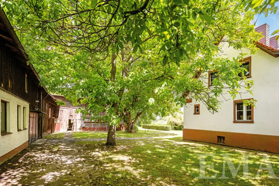 Teilansicht Nebengelass mit Scheune und Haus