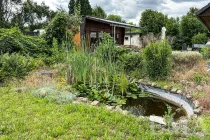 Garten mit kleinem Gartenteich