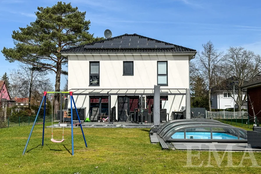 Hausansicht mit Swimmingpool