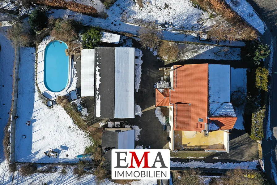 Zweifamilienhaus in Falkensee - Haus kaufen in Falkensee - Anwesen mit zwei Wohngebäuden + Wirtschaftsgebäude und Pool in Innenstadtlage