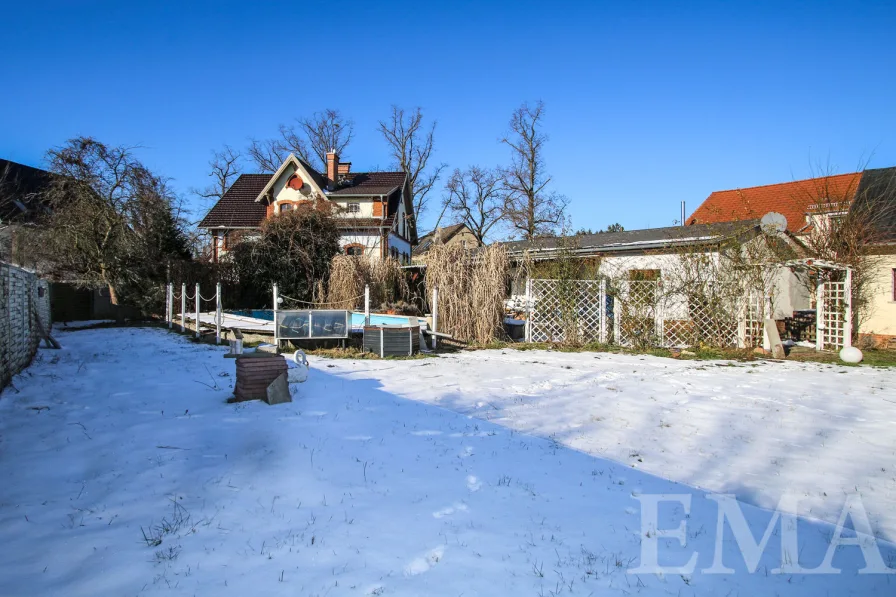 Garten mit Swimmingpool