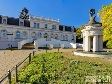 Straßenansicht mit Brunnen - Haus kaufen in Wriezen - Willkommen im Landhaus Wriezen - der erste Deutsche Kaiser war auch schon hier