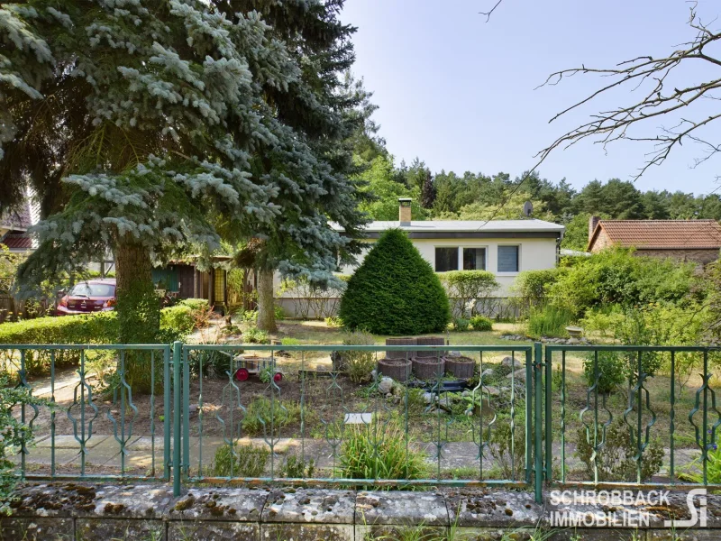 Straßenansicht - Haus kaufen in Langewahl - Grundstück am Waldrand mit Bestandshaus, das auch für Neubau geeignet ist