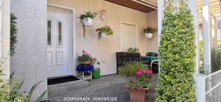 Hauseingang - Haus kaufen in Grünheide (Mark) - Verlässliche Einnahmen: vermietetes Wohnhaus mit kleinem Garten in der Wohnanlage Freienbrink