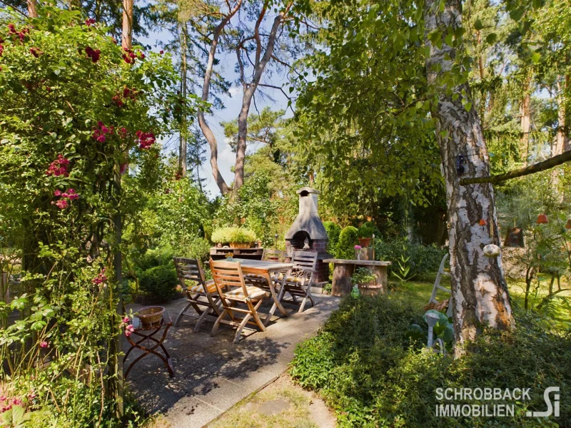 Sitzplatz mit Grillkamin - Grundstück kaufen in Grünheide - Baugrundstück  mit Wochenendhaus und kreativ angelegtem Garten  in Grünheide, OT Hangelsberg