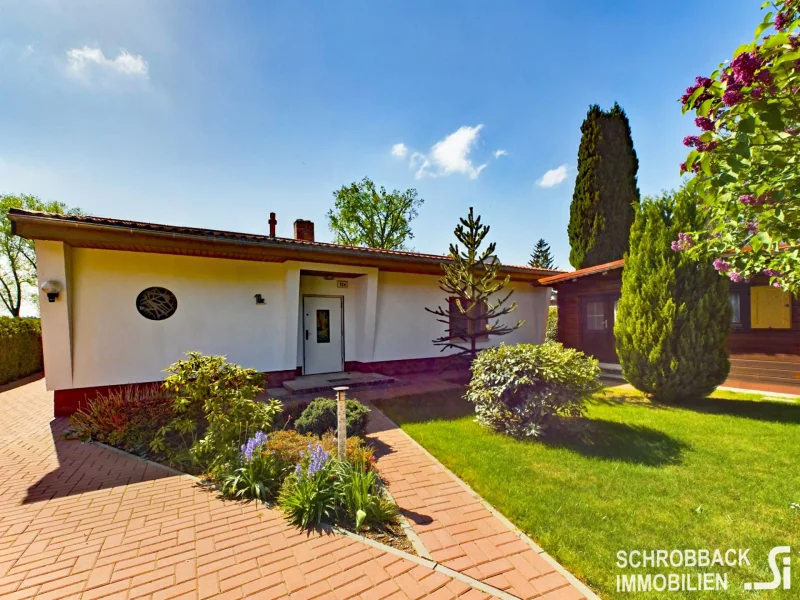 Hauseingang - Haus kaufen in Grünheide (Mark) - Wassergrundstück  mit Wohnhaus im Bungalowstil in Grünheide