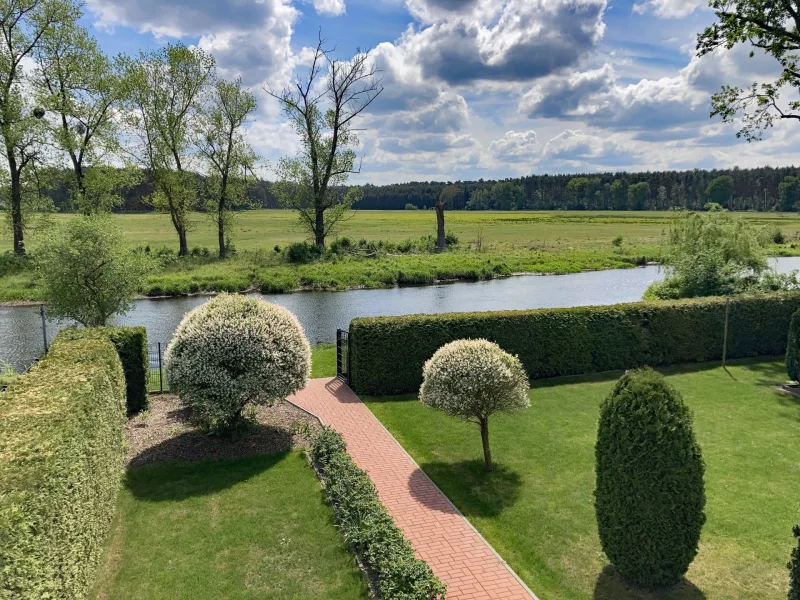 Blick über die Hecke zur Spree