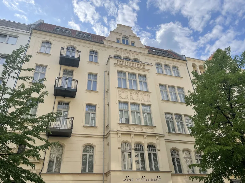 Ansicht Vorderhaus - Wohnung kaufen in Berlin - Provisionsfrei von Privat * ruhige Seitenstraße Kurfürstendamm * Denkmal * topsaniert * Aufzug