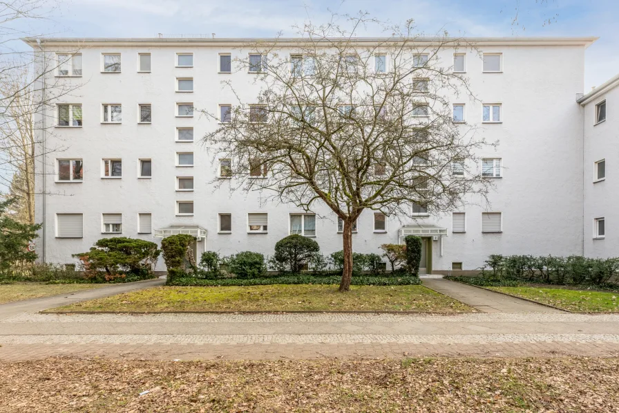 Haus ansicht - Wohnung kaufen in Berlin - Charmantes 1-Zimmer-Apartment mit Balkon in Berlin - Mariendorf – Ruhige Lage im Grünen