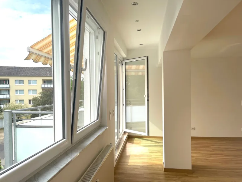 Wohnbereich / Balkon - Wohnung kaufen in Leverkusen / Schlebusch - Leverkusen-Schlebusch: Charmante, neuwertige Wohnung mit Sonnen-Balkon in begehrter Lage!