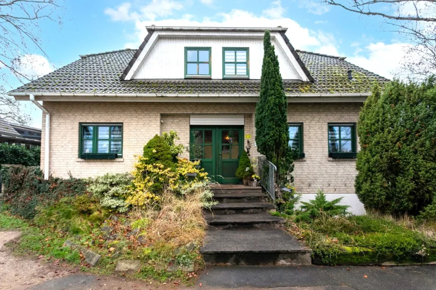 Exposéfoto - Haus kaufen in Rösrath - Rösrath: Freistehendes Einfamilienhaus mit Einliegerwohnung im Landhausstil