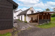 Carport und ehemaligen Stallungen