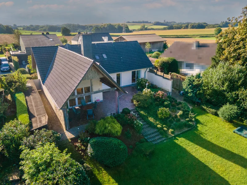 Rückansicht - Haus kaufen in Rösrath - Hoffnungsthal: Freistehendes Einfamilienhaus mit großem Grundstück und unverbaubarem Weitblick!