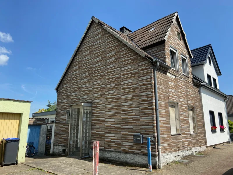 Seitenansicht - Haus kaufen in Bergisch Gladbach / Hand - Bergisch Gladbach-Hand: Modernisierungsbedürftige und vermietete Doppelhaushälfte