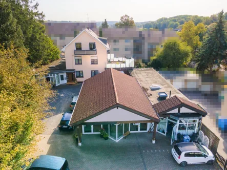 Mehrfamlienhaus mit Gewerbe - Zinshaus/Renditeobjekt kaufen in Leverkusen / Schlebusch - Leverkusen-Schlebusch: Wohn- und Gewerbe-Ensemble mit 14 Stellplätzen und 64.500,-- EUR Jahresmiete!