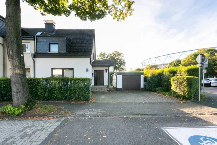 Titelbild - Haus kaufen in Leverkusen - Leverkusen-Wiesdorf: Gemütliche Doppelhaushälfte in der Nähe der BayArena
