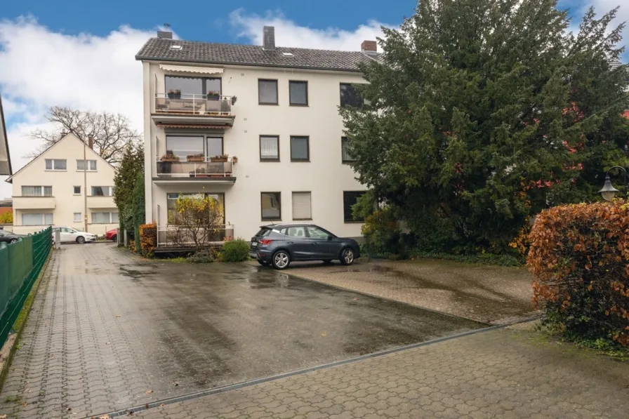 Rückansicht - Haus kaufen in Leverkusen - Leverkusen-Schlebusch: Großzügiges 282 m² 3-Parteienhaus Für Anleger und Selbstnutzer in Top-Lage