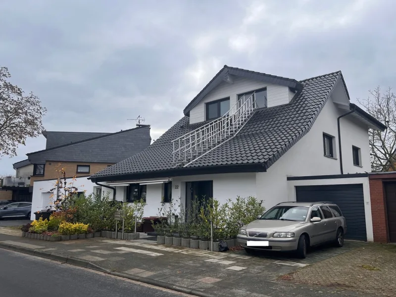 Seitenansicht - Haus kaufen in Pulheim - Pulheim-Sinnersdorf: Modernes Wohnen auf einer Ebene mit großer Terrasse und 350 m² Garten