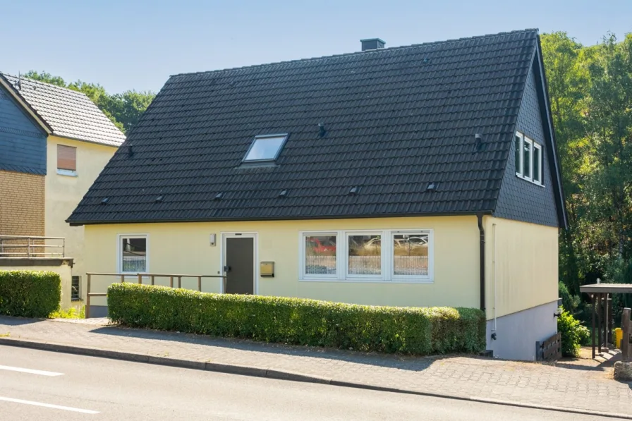 Titel - Haus kaufen in Kürten - Kürten-Dürscheid: Großes Fertighaus in guter Lage