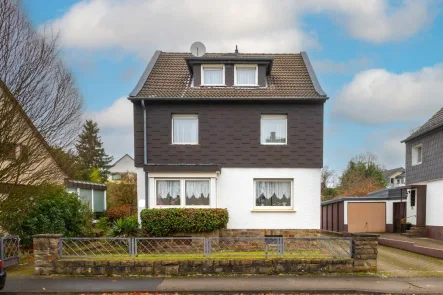 Frontansicht - Haus kaufen in Bergisch Gladbach - Bergisch Gladbach - Hebborn: Charmantes Einfamilienhaus mit 3 Garagen in beliebter Lage